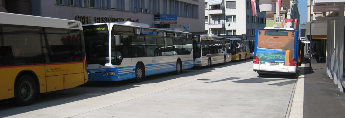 Mehrere Busse stehen in der Stadt Rorschach und warten auf Fahrgäste.